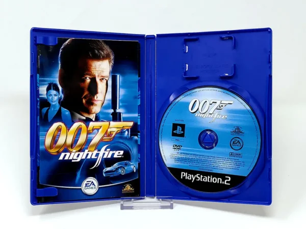 Interior del juego James Bond 007: Nightfire (ITA) para PlayStation 2 con disco y manual