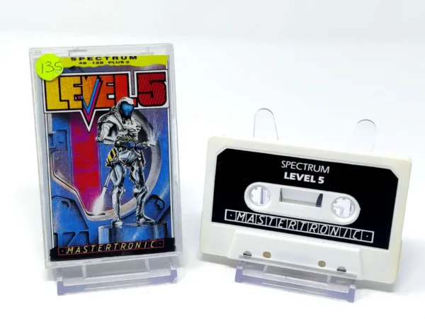Interior del juego Level 5 (Mastertronic) para Sinclair ZX Spectrum con disco y manual