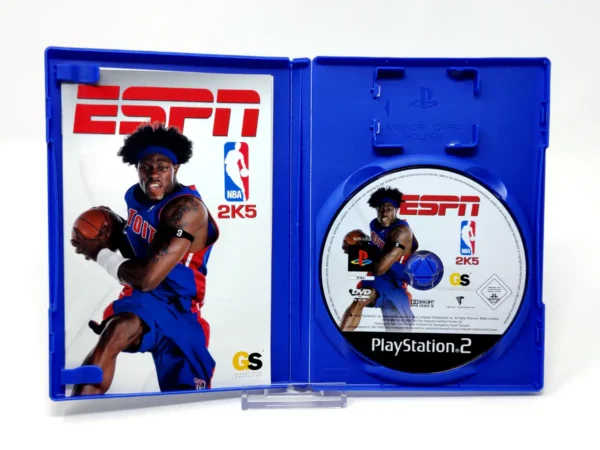 Interior del juego ESPN NBA 2K5 (FRA) para PlayStation 2 con disco y manual