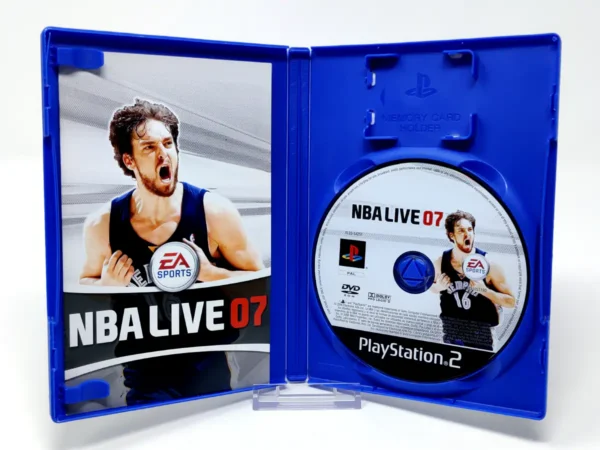 Interior del juego NBA Live 07 (ESP) para PlayStation 2 con disco y manual