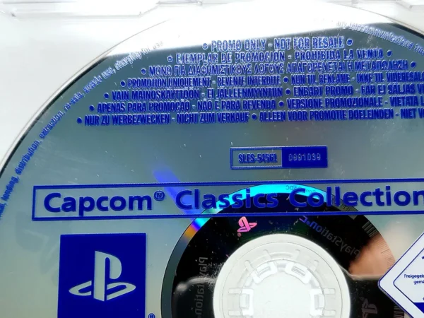 Interior del juego Capcom Classics Collection Vol. 2 (EUR) (Promo) para PlayStation 2 con disco y manual