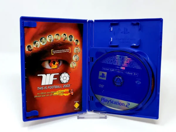 Interior del juego This Is Football 2003 (FRA) para PlayStation 2 con disco y manual