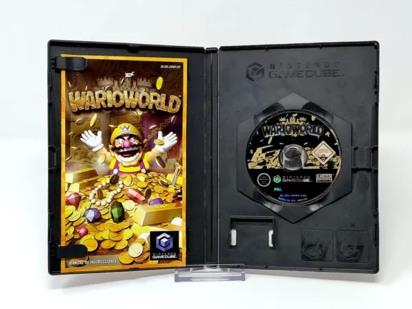 Interior del juego Wario World (ESP) para Nintendo GameCube con disco y manual