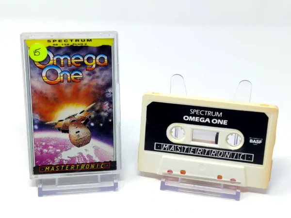 Interior del juego Omega One (Mastertronic) para Sinclair ZX Spectrum con disco y manual