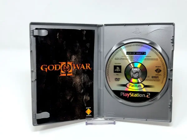 Interior del juego God of War II (EUR) (Platinum) para PlayStation 2 con disco y manual