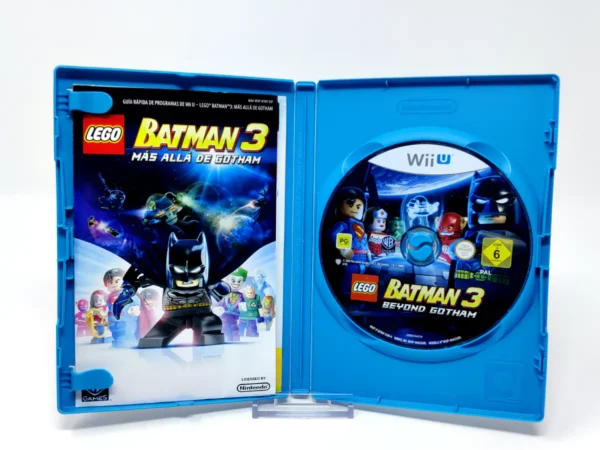 Interior del juego LEGO Batman 3: Beyond Gotham (ESP) para Nintendo Wii U con disco y manual