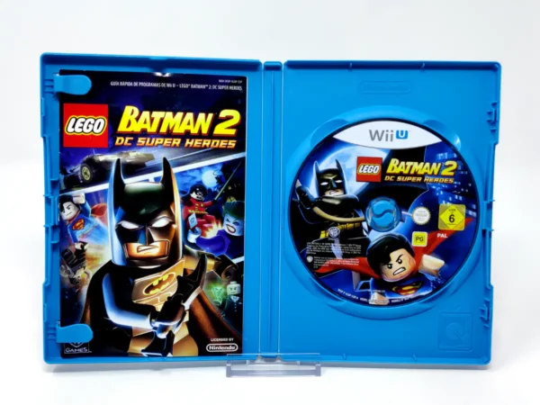 Interior del juego LEGO Batman 2 DC Super Heroes (ESP) para Nintendo Wii U con disco y manual