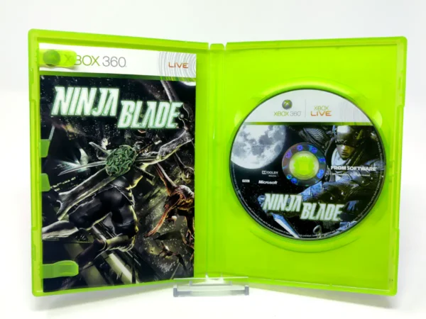 Interior del juego Ninja Blade (ESP) para XBOX 360 con disco y manual