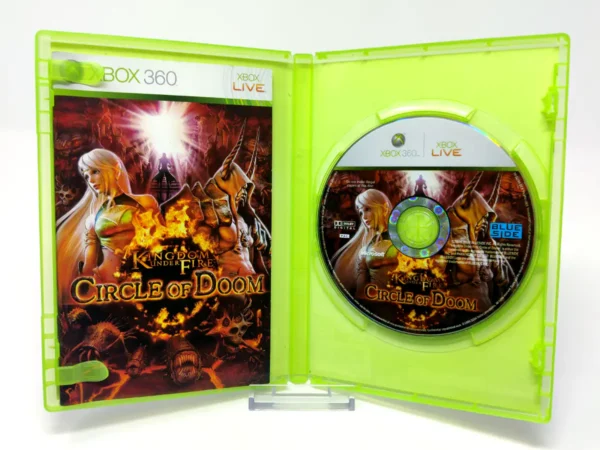 Interior del juego Kingdom Under Fire: Circle of Doom (ESP) para XBOX 360 con disco y manual