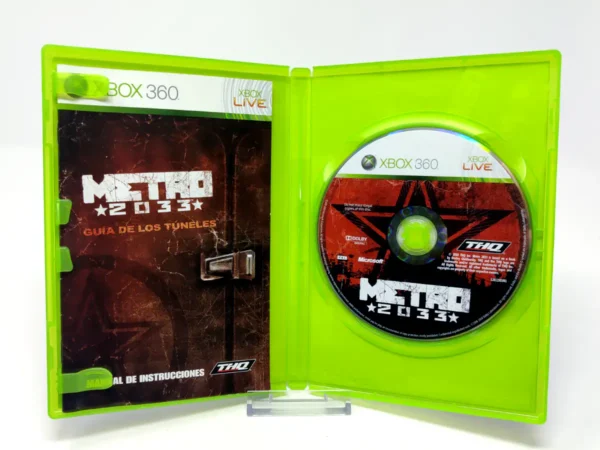 Interior del juego Metro 2033 (ESP) para XBOX 360 con disco y manual