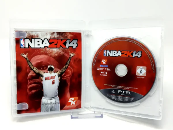 Interior del juego NBA 2K14 (ESP) para PlayStation 3 con disco y manual