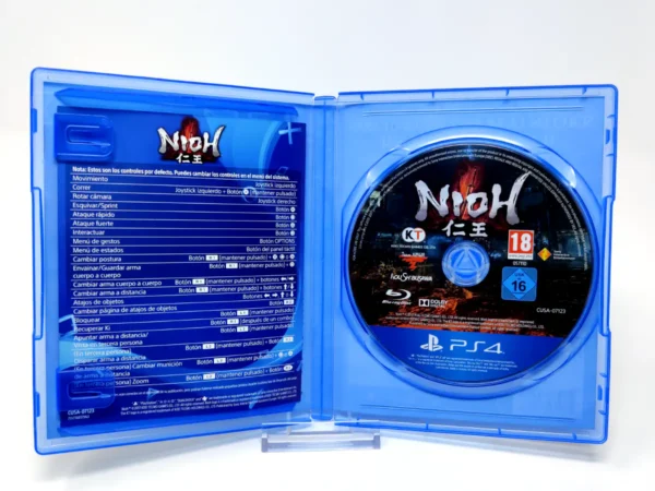 Interior del juego Nioh (ESP) para PlayStation 4 con disco y manual