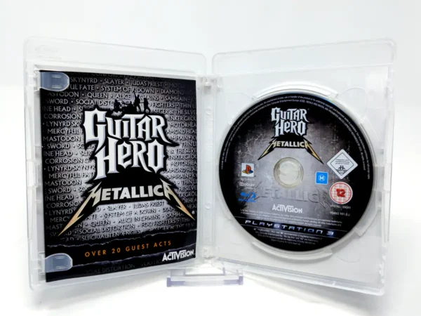 Interior del juego Guitar Hero: Metallica (EUR) para PlayStation 3 con disco y manual