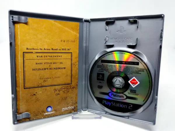 Interior del juego Brothers in Arms: Road to Hill 30 (ESP) (Platinum) para PlayStation 2 con disco y manual