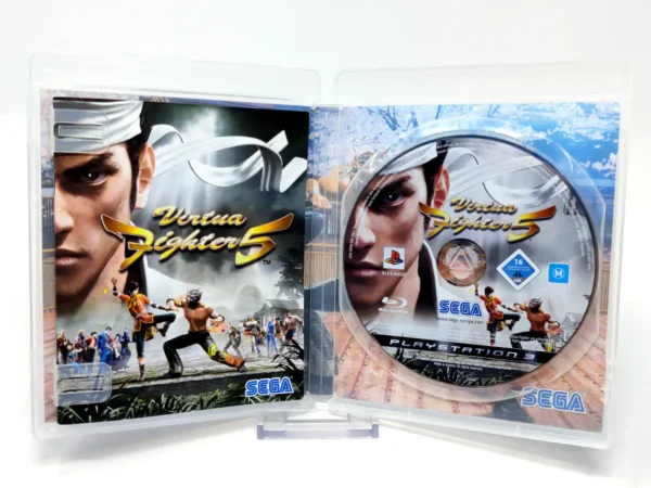Interior del juego Virtua Fighter 5 (ESP) para PlayStation 3 con disco y manual