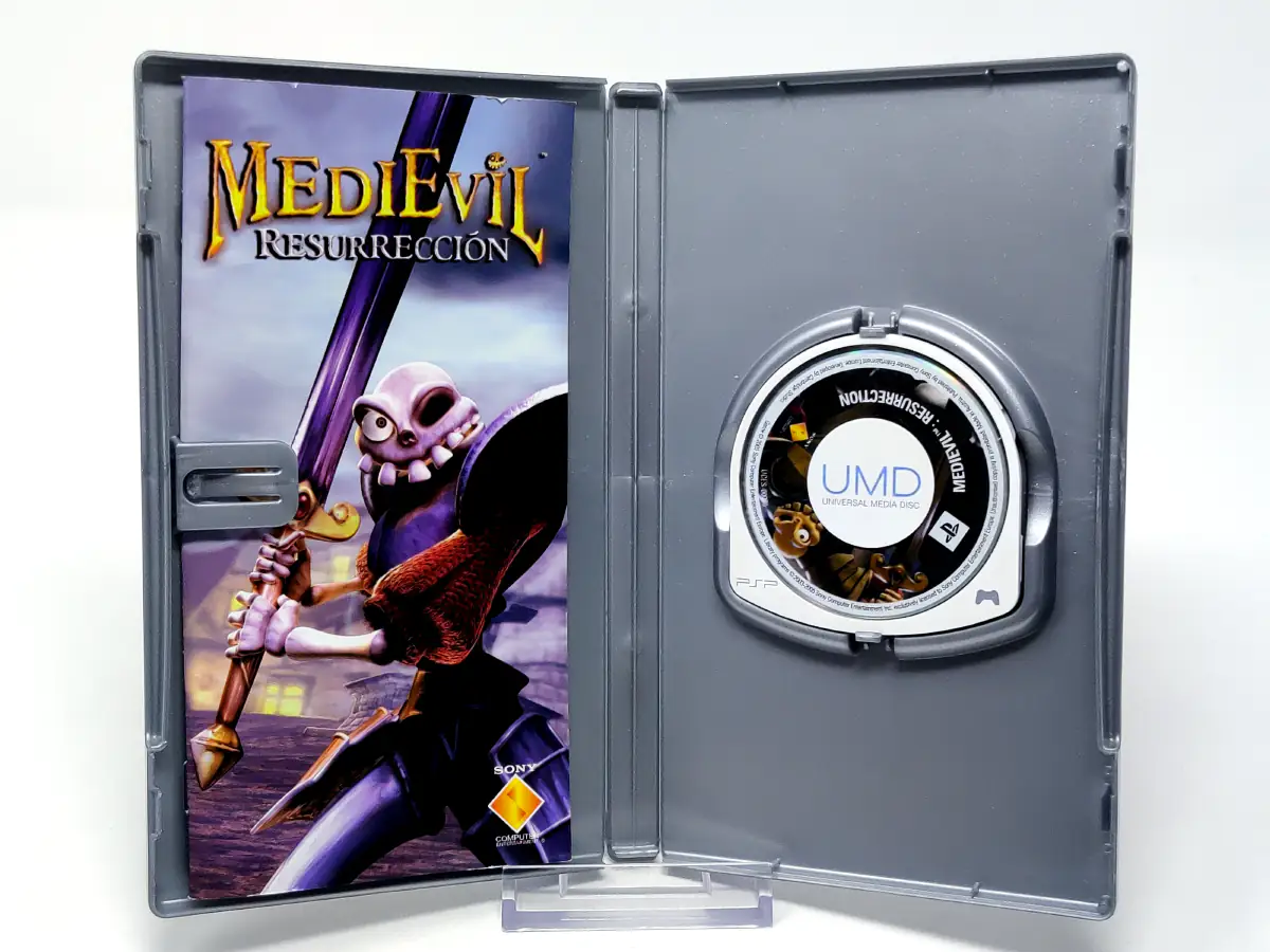 Interior del juego MediEvil: Resurrection (ESP) (Platinum) para PSP con disco y manual