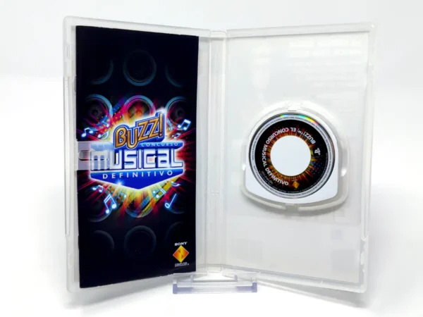 Interior del juego Buzz! El Concurso Musical Definitivo (ESP) (Essentials) para PSP con disco y manual