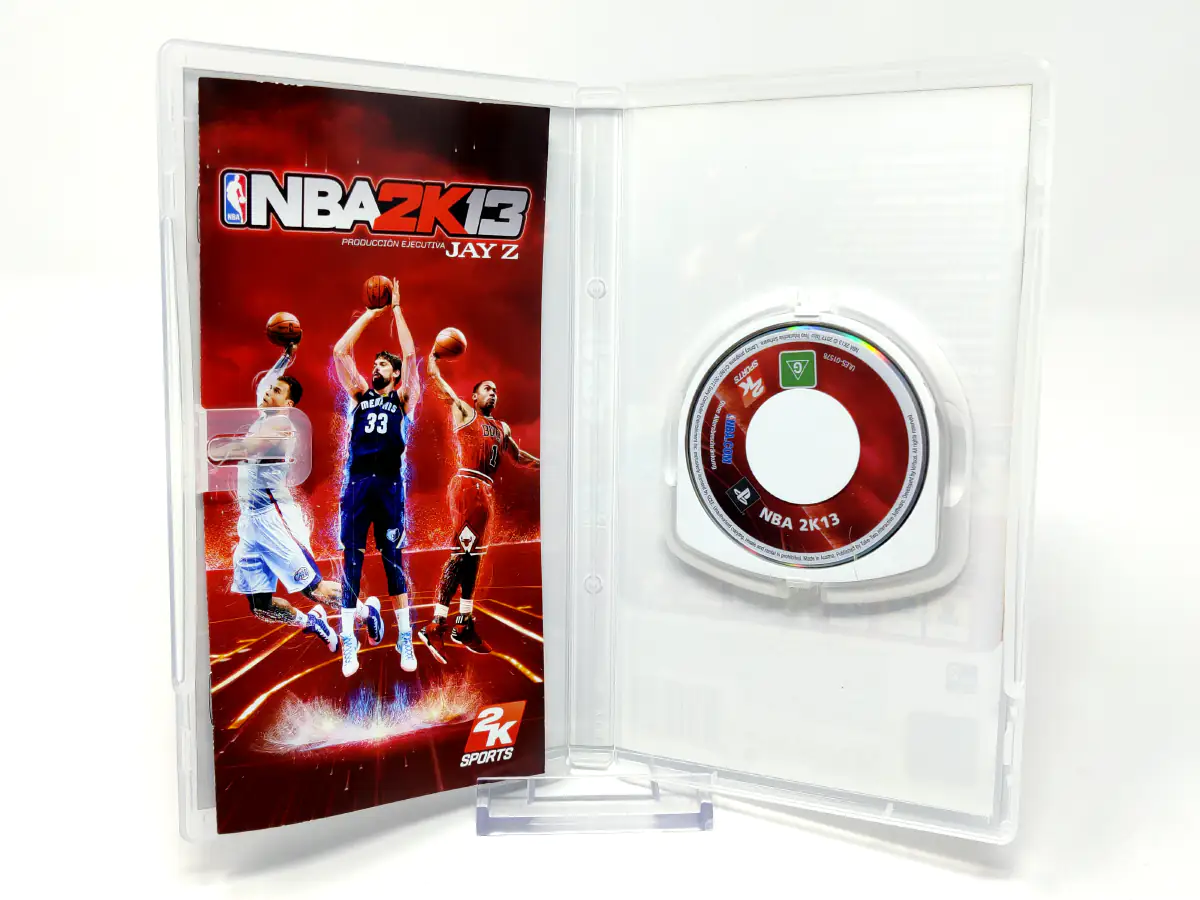 Interior del juego NBA 2K13 (ESP) para PSP con disco y manual