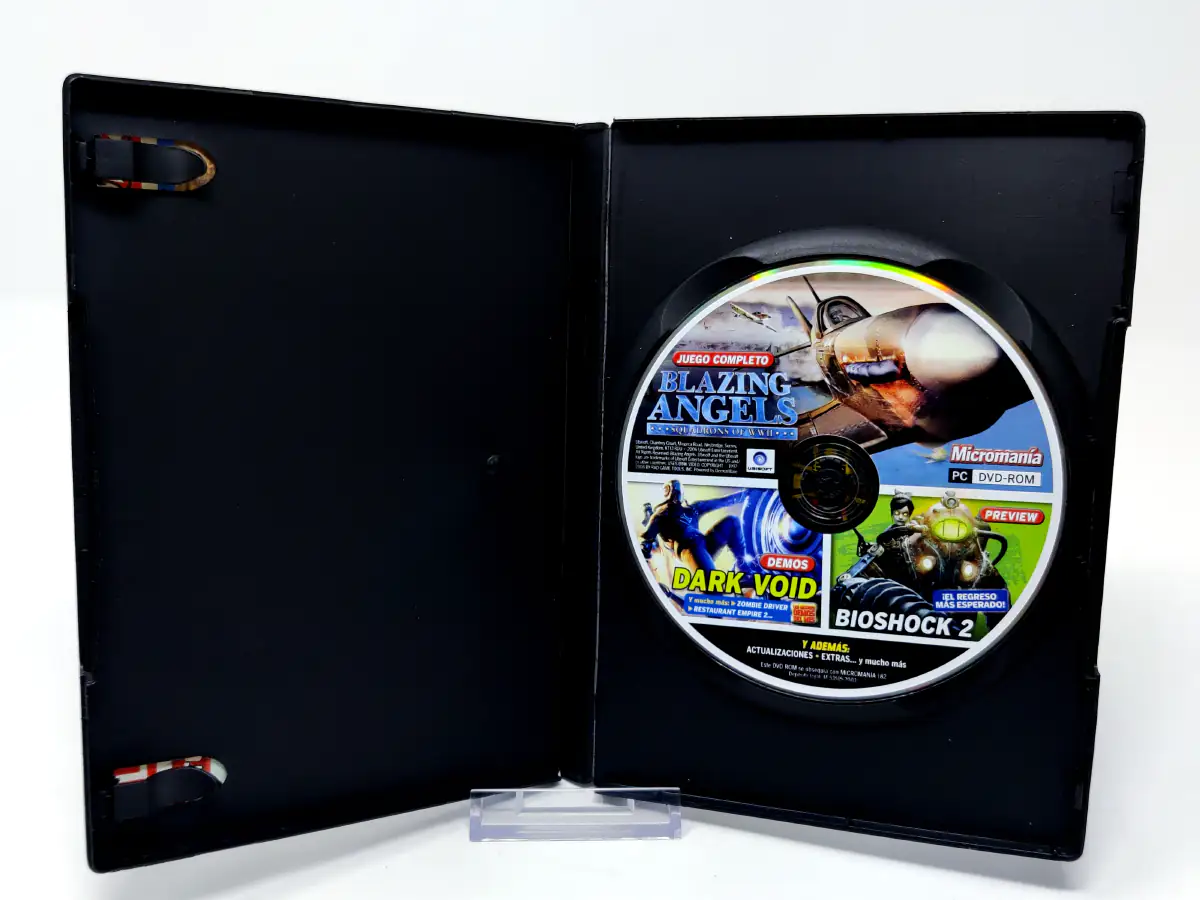 Interior del juego Blazing Angels: Squadrons of WWII (ESP) para PC con disco y manual