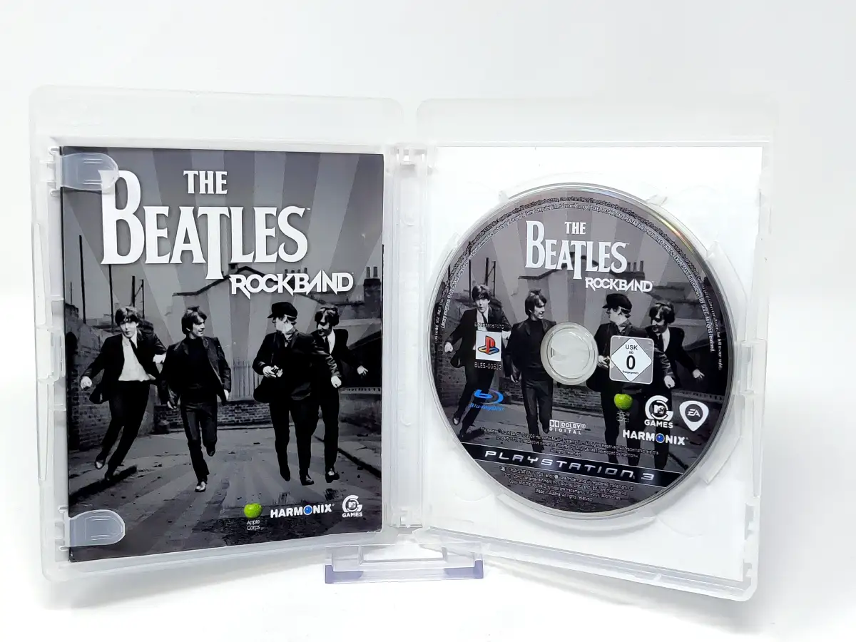 Interior del juego The Beatles: Rock Band (EUR) para PlayStation 3 con disco y manual