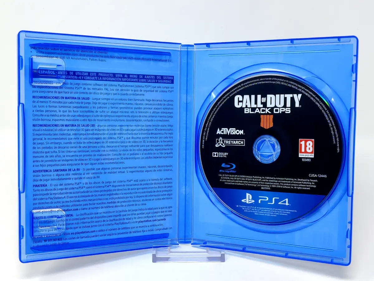 Interior del juego Call of Duty: Black Ops 4 (ESP) para PlayStation 4 con disco y manual