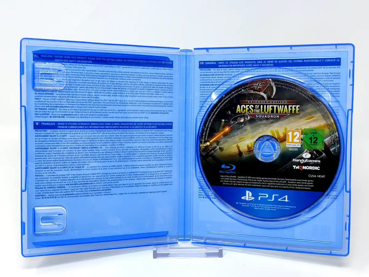 Interior del juego Aces of the Luftwaffe - Squadron (EUR) para PlayStation 4 con disco y manual