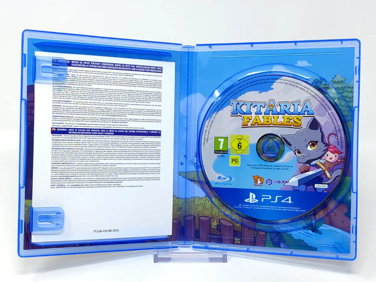 Interior del juego Kitaria Fables (ESP) para PlayStation 4 con disco y manual