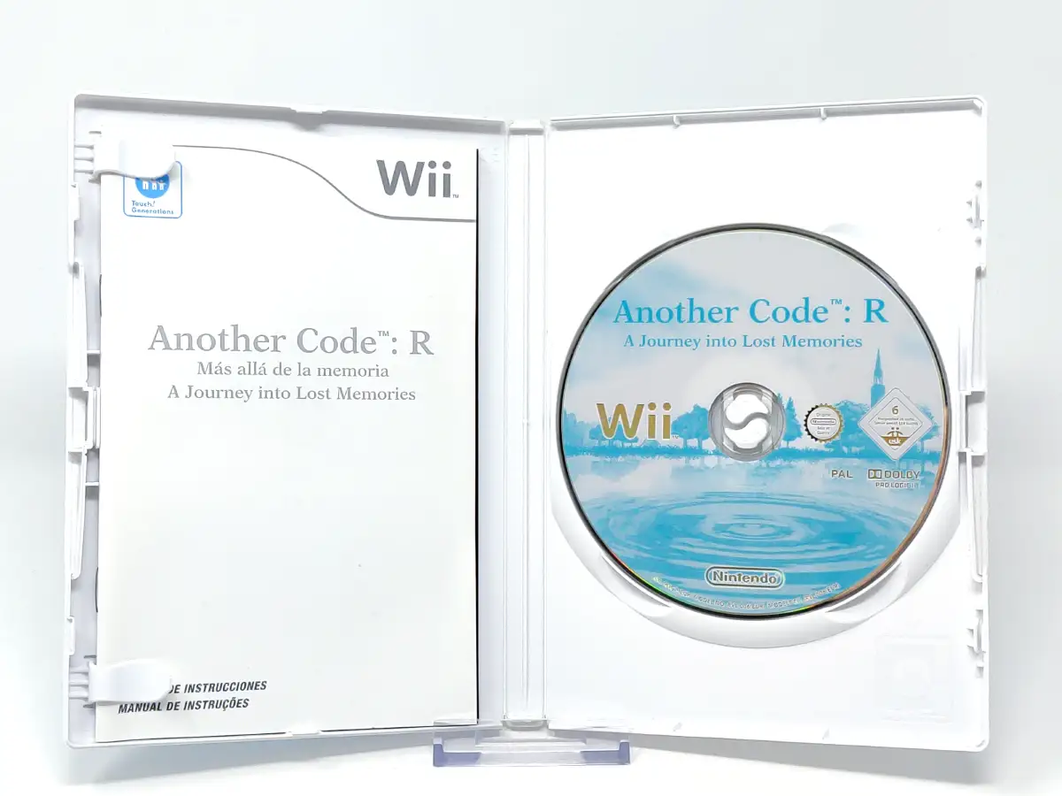 Interior del juego Another Code: R - Más Allá de la Memoria (ESP) para Nintendo Wii con disco y manual
