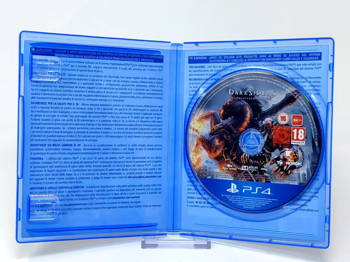 Interior del juego Darksiders (Warmastered Edition) (ESP) para PlayStation 4 con disco y manual