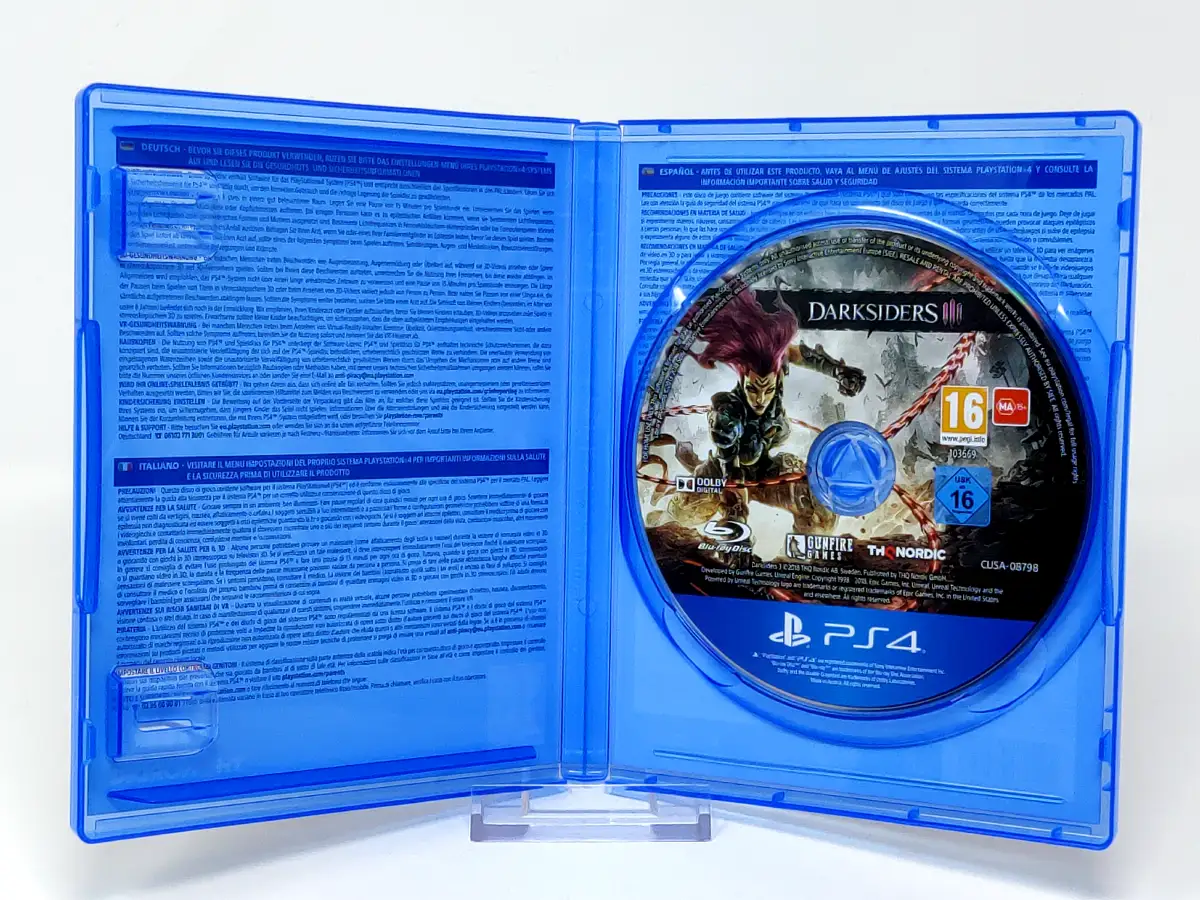 Interior del juego Darksiders III (ESP) para PlayStation 4 con disco y manual