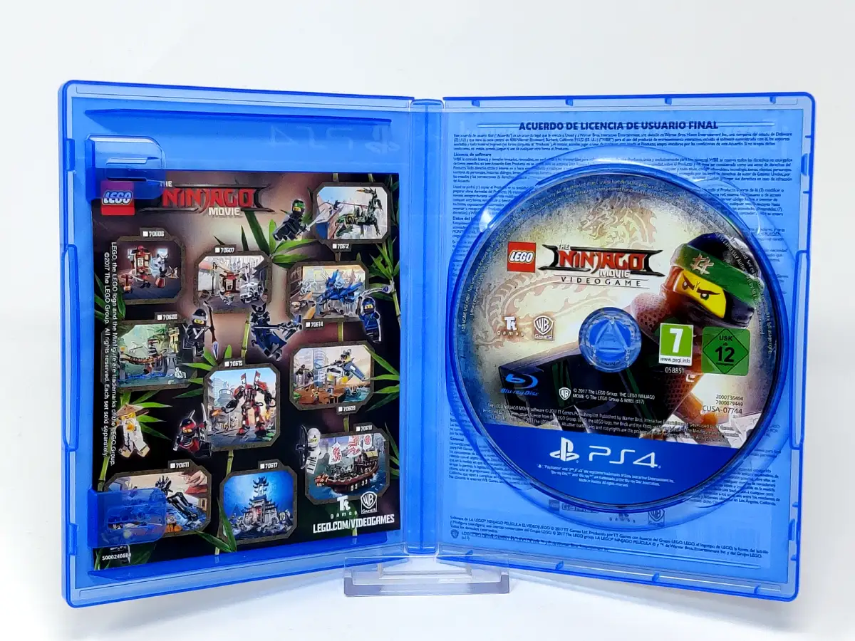 Interior del juego LEGO La NINJAGO Película: El Videojuego (ESP) para PlayStation 4 con disco y manual