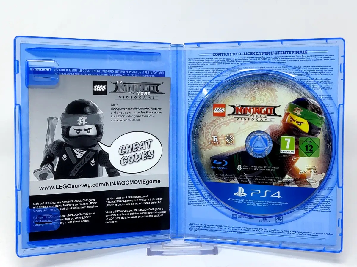 Interior del juego LEGO NINJAGO Il Film: Videogame (ITA) para PlayStation 4 con disco y manual