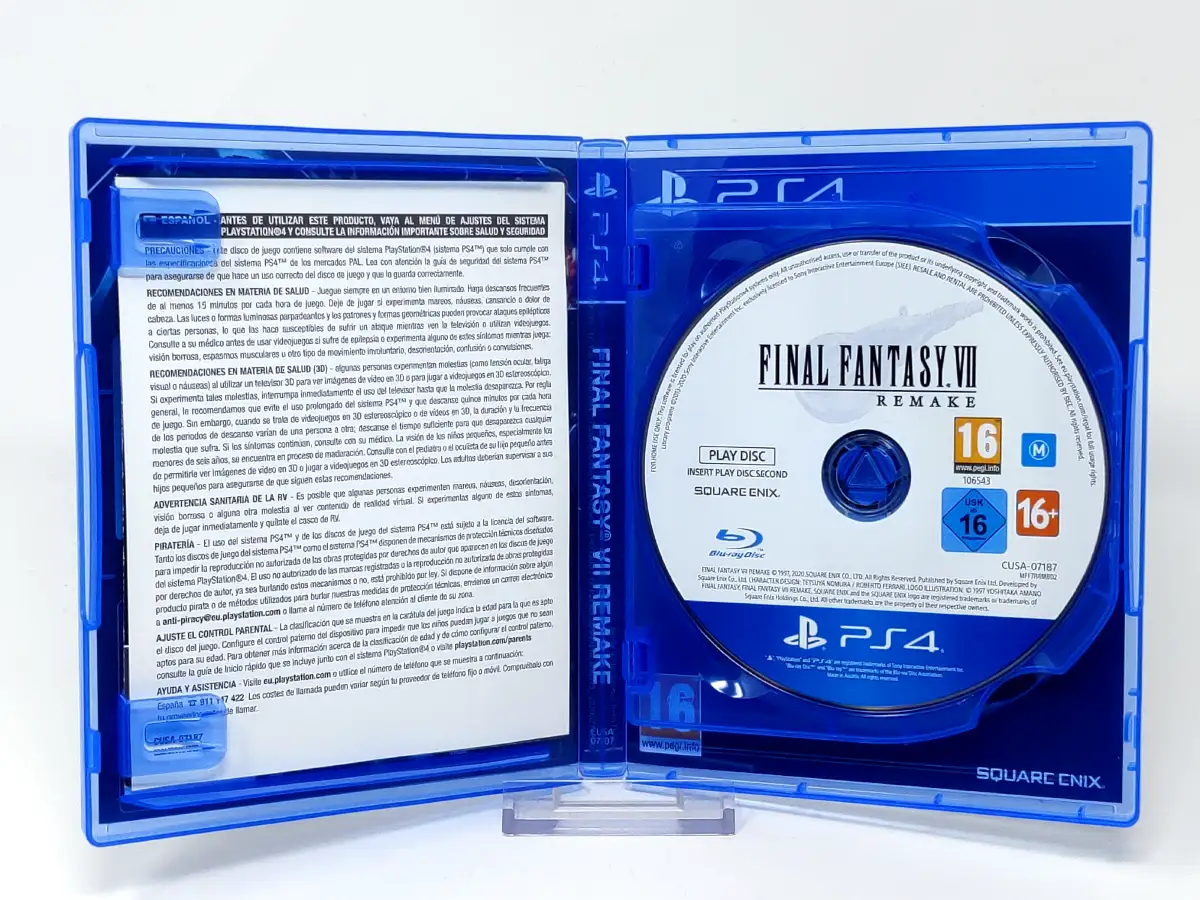 Interior del juego Final Fantasy VII Remake (ESP) para PlayStation 4 con disco y manual