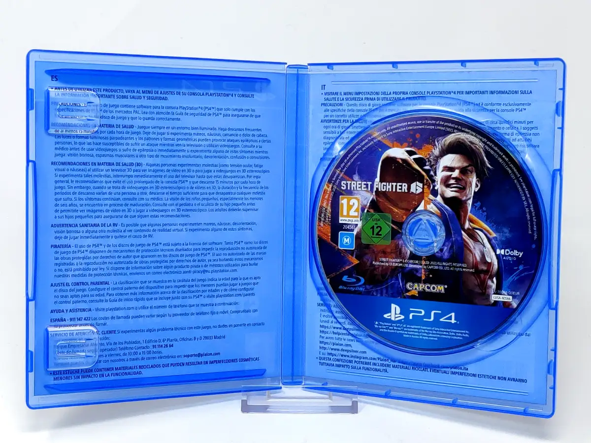 Interior del juego Street Fighter 6 (ESP) para PlayStation 4 con disco y manual