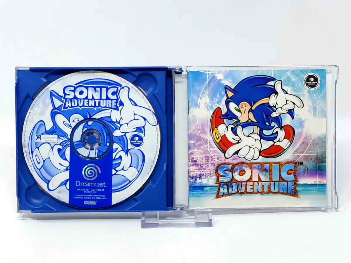 Interior del juego Sonic Adventure (ESP) para Sega Dreamcast con disco y manual