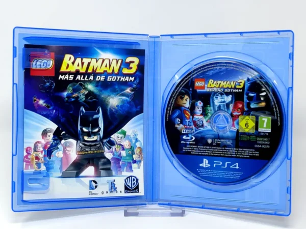 Interior del juego LEGO Batman 3: Más Allá de Gotham (ESP) para PlayStation 4 con disco y manual