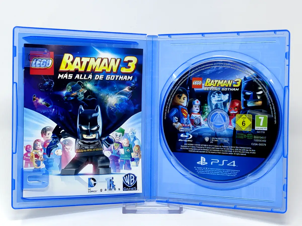 Interior del juego LEGO Batman 3: Más Allá de Gotham (ESP) para PlayStation 4 con disco y manual