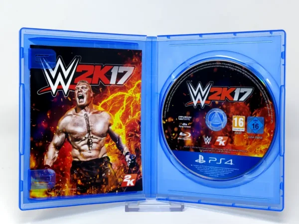 Interior del juego WWE 2K17 (ESP) para PlayStation 4 con disco y manual