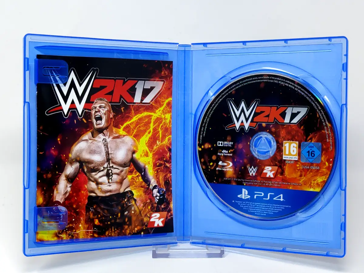 Interior del juego WWE 2K17 (ESP) para PlayStation 4 con disco y manual