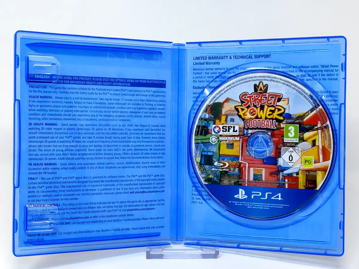 Interior del juego Street Power Football (EUR) para PlayStation 4 con disco y manual