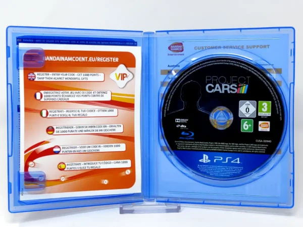 Interior del juego Project CARS (ESP) para PlayStation 4 con disco y manual