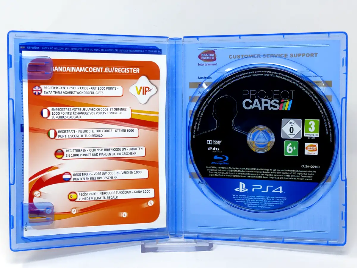 Interior del juego Project CARS (ESP) para PlayStation 4 con disco y manual