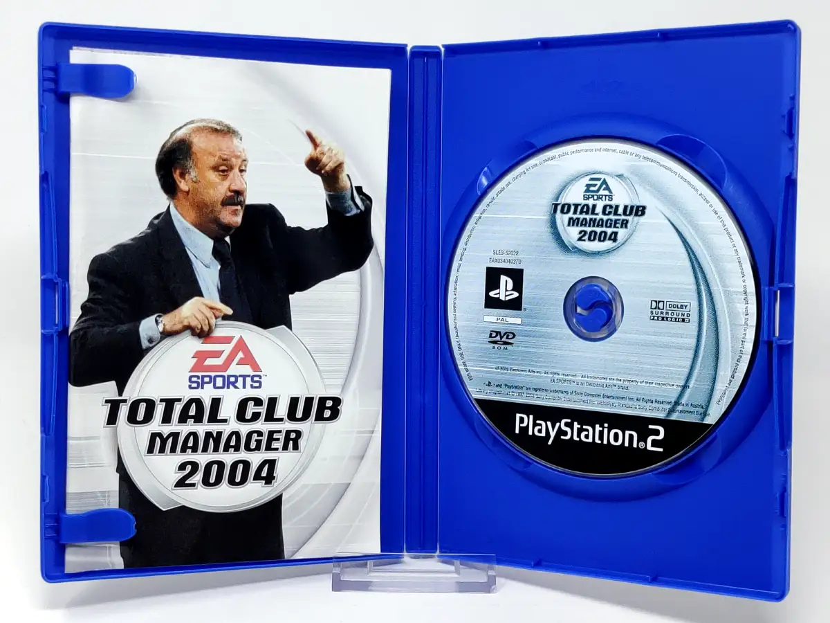 Interior del juego Total Club Manager 2004 (ESP) (v2) para PlayStation 2 con disco y manual