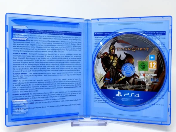 Interior del juego Titan Quest (EUR) para PlayStation 4 con disco y manual
