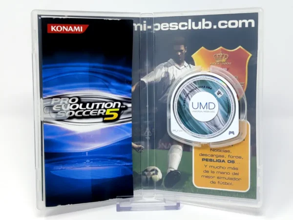 Interior del juego Pro Evolution Soccer 5 (ESP) para PSP con disco y manual