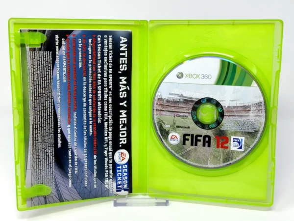 Interior del juego FIFA 12 (ESP) para XBOX 360 con disco y manual