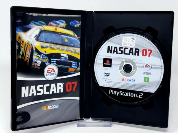 Interior del juego NASCAR 07 (UK) (Rebajado) para PlayStation 2 con disco y manual