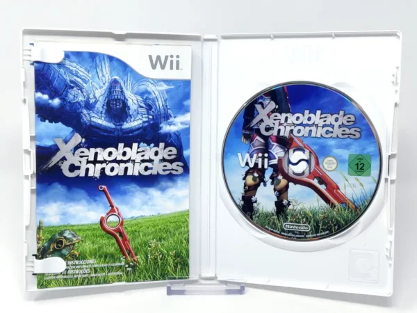 Interior del juego Xenoblade Chronicles (ESP) para Nintendo Wii con disco y manual