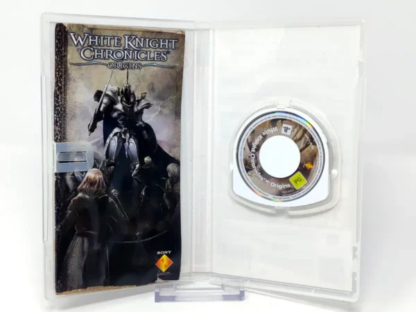 Interior del juego White Knight Chronicles: Origins (ESP) (Essentials) para PSP con disco y manual