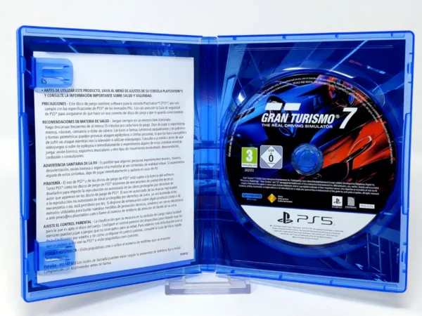 Interior del juego Gran Turismo 7 (ESP) para PlayStation 5 con disco y manual
